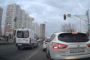 Под колеса скорой помощи, которая мчалась на вызов, попал велосипедист в Краснодаре