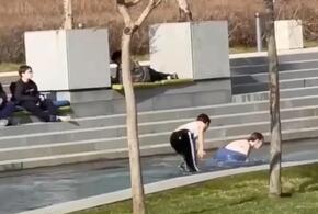 Подростки в +14 купаются в фонтанах парка Галицкого в Краснодаре