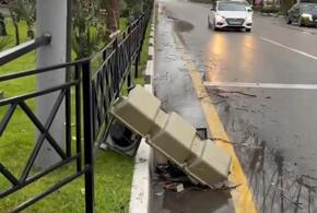 Ветром оторвало светофор в центре Сочи
