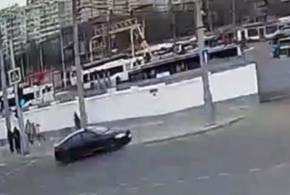 Спряталась за столб: жительница Краснодара чудом осталась невредима в ДТП с «Ягуаром»