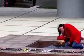 Стала известна личность женщины, которая прикуривала от Вечного огня в Краснодаре