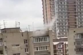 Странный пожар: из краснодарской многоэтажки валит дым