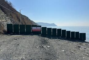 В Анапе запретили прогулки по берегу моря и поставили высокий забор