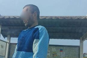 В Краснодаре полицейские разыскивают мужчину, который снял штаны на автобусной остановке