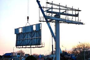 Впервые: в Краснодаре сносят незаконные крупные рекламные конструкции