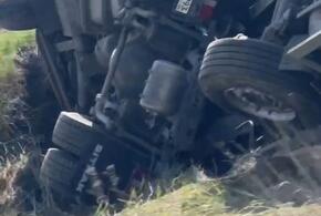 Большегруз слетел с трассы и опрокинулся рядом со Славянском-на-Кубани