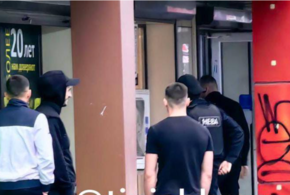 Неизвестные в Краснодаре вымогают деньги у прохожих перед аптекой