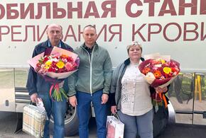 Депутат городской Думы Краснодара Андрей Анашкин поздравил почетных доноров и вручил им подарки