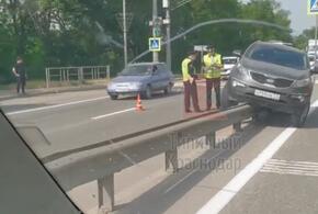 «Киа» вылетела с дороги и застряла в разделительном отбойнике под Краснодаром