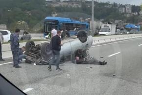 На трассе Джубга-Сочи перевернулась Лада, три человека пострадали