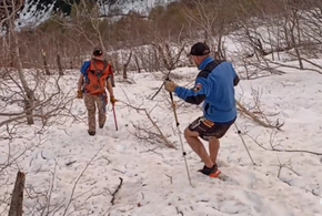 Москвич в шортах забрался на снежную гору в Сочи и не смог сам спуститься