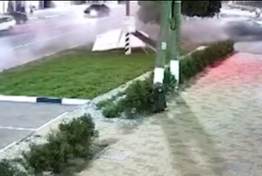 На Кубани «Инфинити» на полном ходу вылетела на тротуар