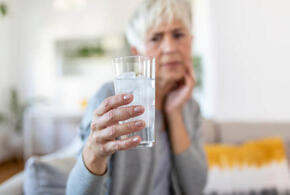 Назван самый опасный напиток для пенсионеров