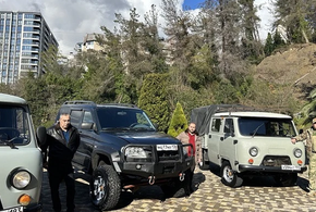 На УАЗах наши бойцы перевозят раненых, доставляют боеприпасы на передовую