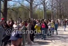 Огромную очередь, собравшуюся в парке Галицкого в Краснодаре, сняли на видео