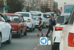Родителям должно быть стыдно: маленькие дети попрошайничают на дорогах Краснодара