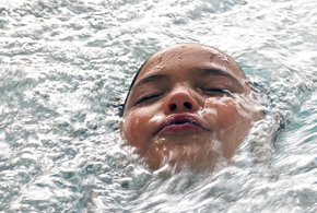 Женщина бросила швабру и прыгнула в воду