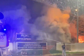 В Краснодаре полыхал автосервис на улице Уральской	