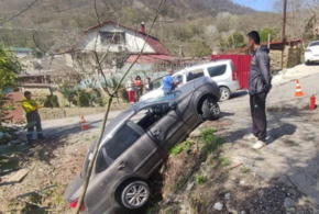 В Сочи машина с туристами скатилась с дороги и едва не упала с обрыва