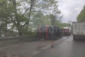 В Сочи на мокрой от дождя трассе перевернулся автофургон