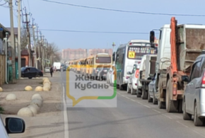 Люди из-за пробок не могли выехать из пробок в поселке Знаменском