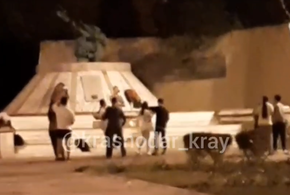 Жителей Краснодара возмутили танцы иностранцев около мемориал зенитчикам, павшим в боях с фашистами при защите города