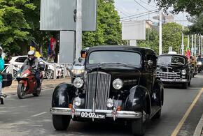 «Чайки» и «ЗИМы»: в Краснодаре прошел заезд ретро-автомобилей