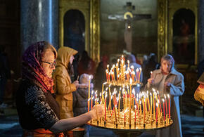Девушка в Краснодаре снюхивала белый порошок с иконы Николая Чудотворца