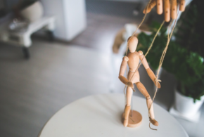 Манипуляции на работе: как защитить себя, рассказали психологи