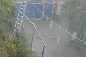 Кубанские улицы затопило ливнем, а прошедший град побил рассаду