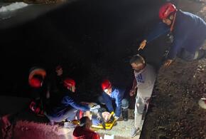 На Кубани крупный мужчина упал с пятиметровой высоты, сотрудники скорой помощи не смогли его транспортировать самостоятельно