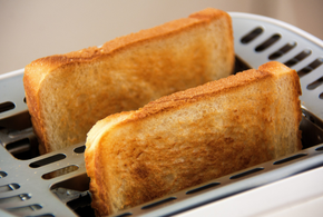 Только что приготовленная выпечка трудно переваривается в желудке и вызывает изжогу