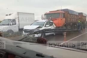 Пять автомобилей столкнулись на трассе Краснодар - Ейск