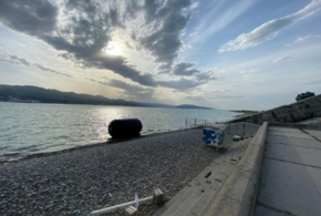 Странные предметы прибило к берегу моря в Новороссийске после шторма