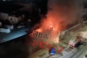 В Анапе большой пожар разгорелся в мясном магазине