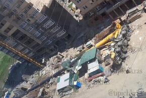 В Краснодаре большой подъемный автокран опрокинулся на стройплощадке рядом с Дворцом самбо