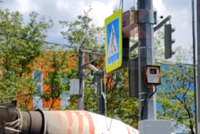 В Краснодаре электропровод повис на столбе над стоящими в пробке машинами