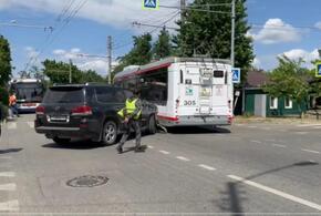 В Краснодаре Lexus врезался в троллейбус с пассажирами