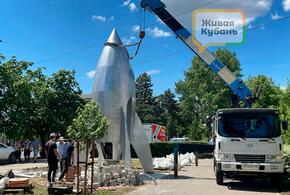 Арт-объект в виде ракеты устанавливают в Фестивальном микрорайоне Краснодара