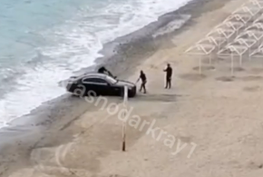 В Краснодарском крае туристы утопили в море BMW, чтобы сделать эффектные кадры