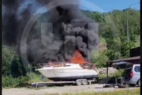 В Сочи при загадочных обстоятельствах сгорела прогулочная яхта
