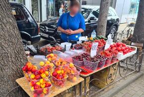 В Сочи женщина незаконно продавала ягоды и фрукты 