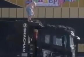 Водитель грузовика в Краснодаре случайно залил кабину коричневой массой