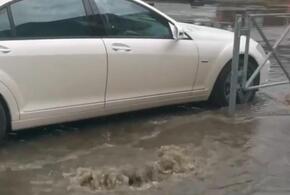 Мощный ливень затопил улицы Краснодара и переполнил ливневки