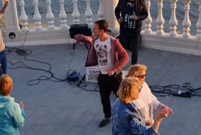 Завсегдатай уличных танцев на набережной в Анапе оказался поваром-хореографом