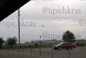Жители Краснодара заметили дымящийся самолет, который шел на посадку в закрытый аэропорт