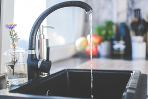 Женщина обивает пороги различных организаций, чтобы добиться справедливости