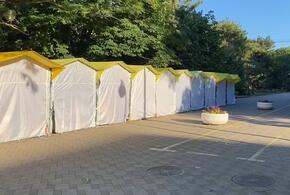 Это вам не рынок: главные улицы Новороссийска наводнили палатки с сувенирами и нижним бельём