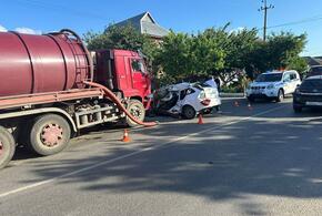 Легковушка всмятку: смертельное ДТП с КамАЗом случилось в Краснодаре