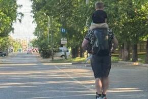 Отец года: в Краснодаре самокатчик перевозит на плечах маленького мальчика